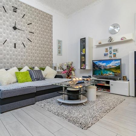 Grey Orchid Apartment - Studio Budapest Bagian luar foto