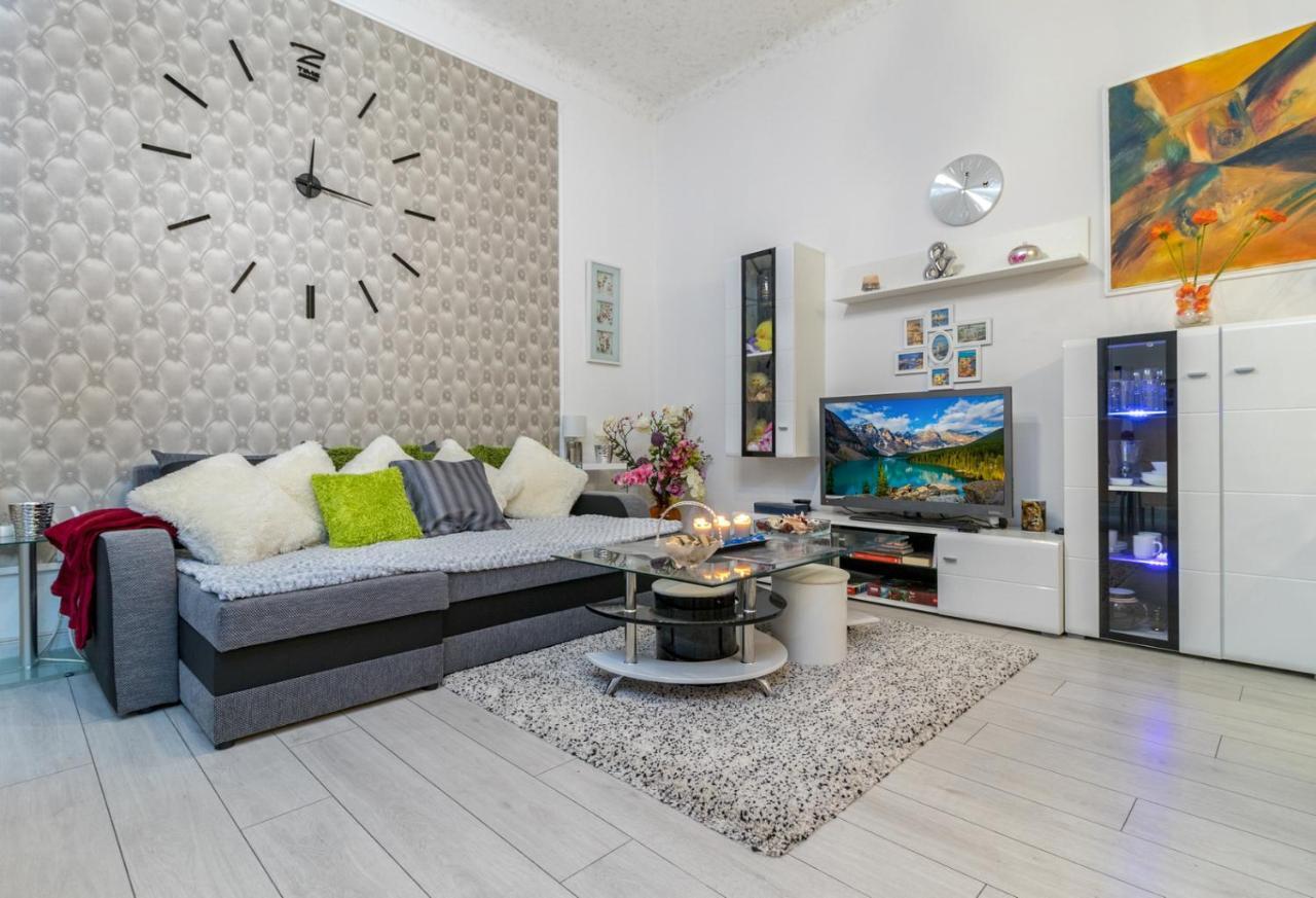 Grey Orchid Apartment - Studio Budapest Bagian luar foto